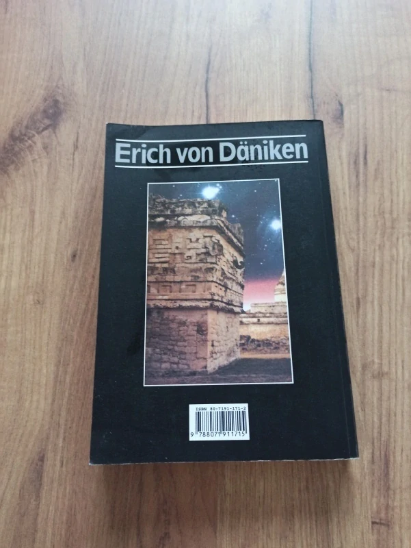 ERICH VON DÄNIKEN - Neznámé z vesmíru