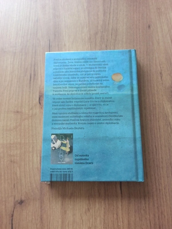 LUCY FRICKE - Diplomatka