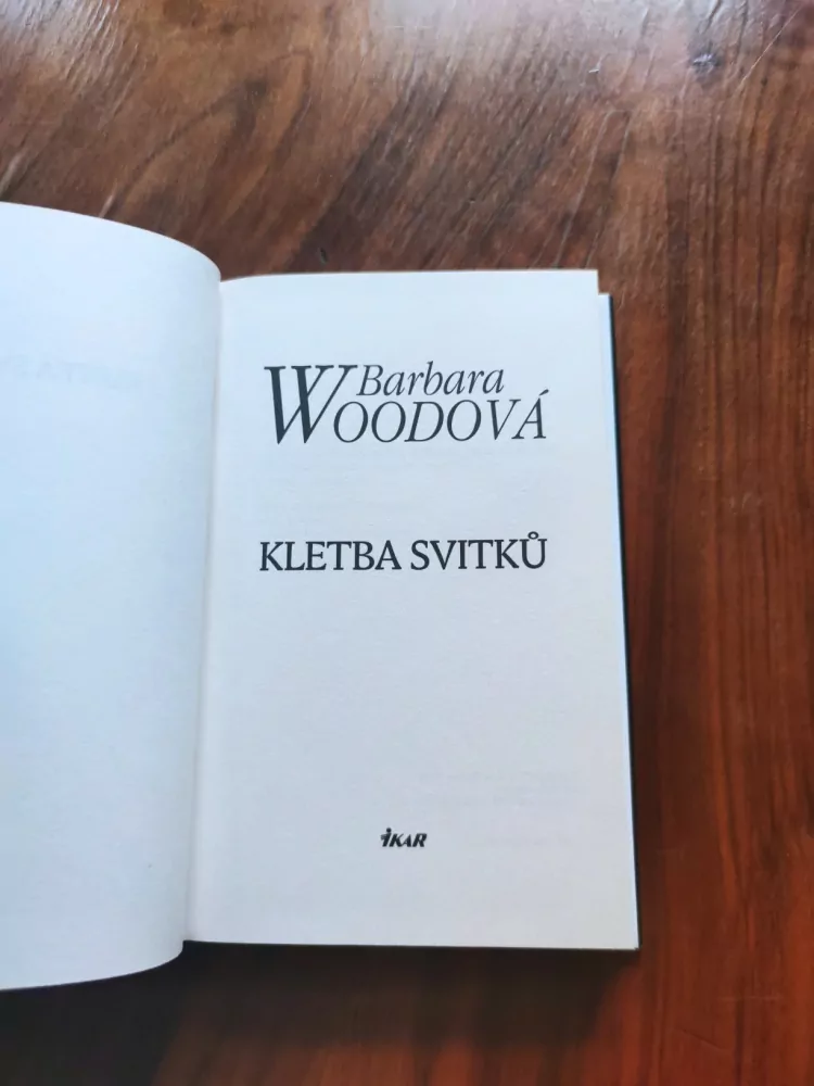 BARBARA WOOD - Kletba svitků