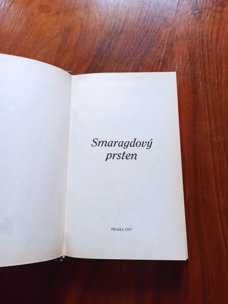 CAROLYNE SWANN - Smaragdový prsten
