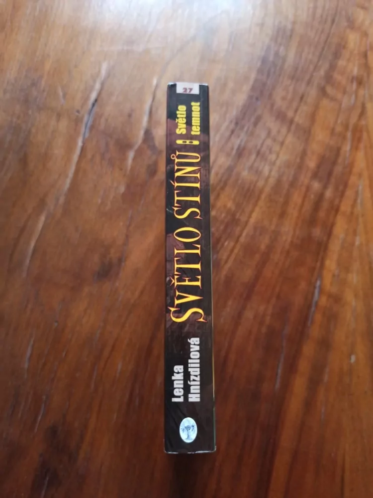 LENKA HNÍZDILOVÁ - Světlo stínů 2. díl - Světlo temnot