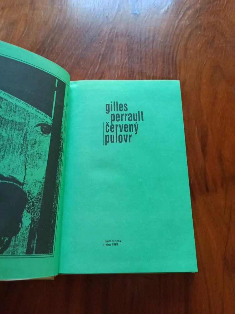 GILLES PERRAULT - Červený pulovr