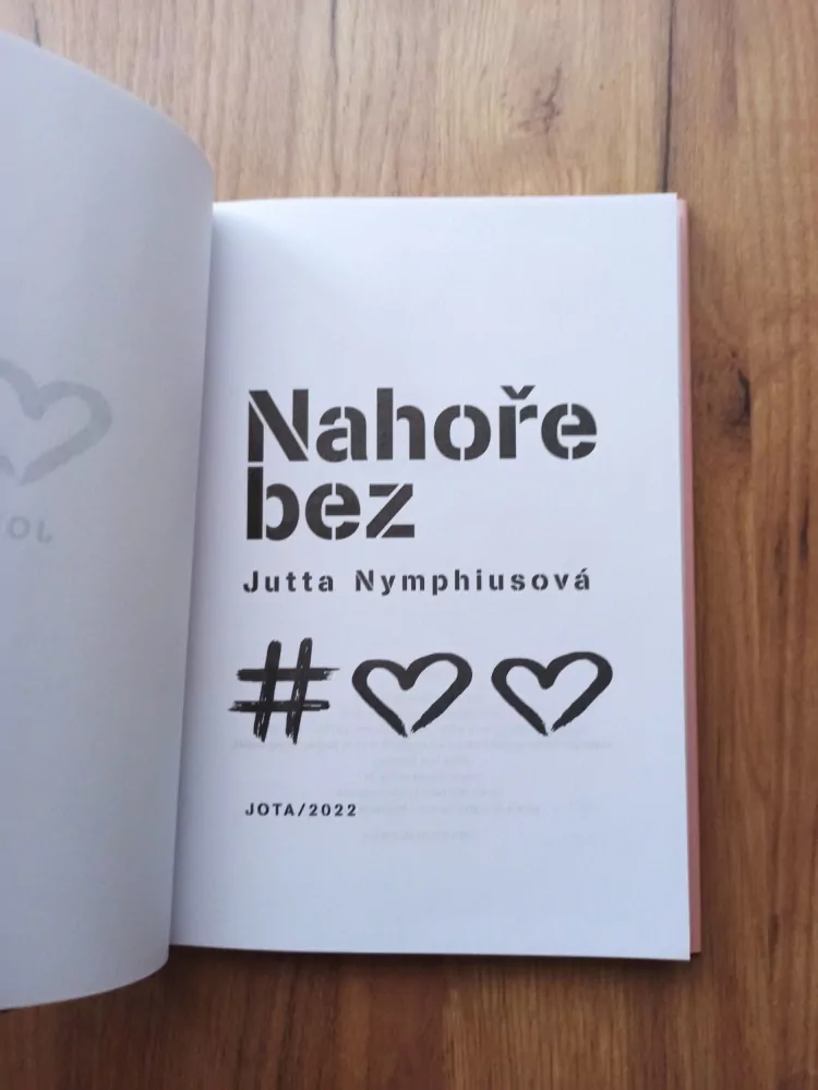 JUTTA NYMPHIUS - Nahoře bez