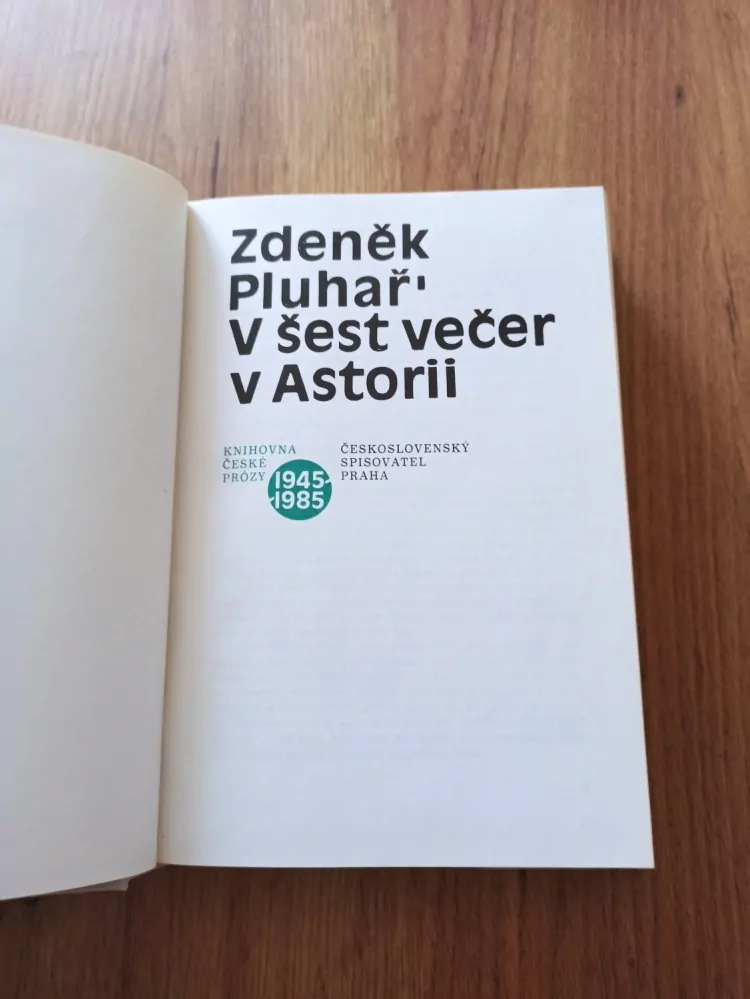 ZDEŇEK PLUHAŘ - V šest večer v Astorii