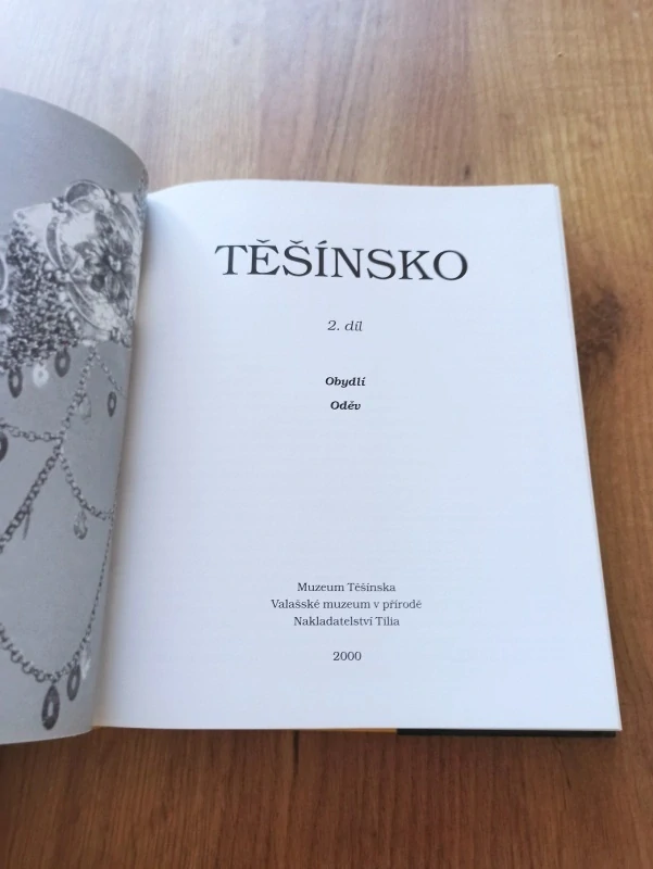 VĚRA TOMOLOVÁ, IVO STOLAŘÍK, JAROSLAV ŠTIKA - Těšínsko - 2. díl: Obydlí, oděv
