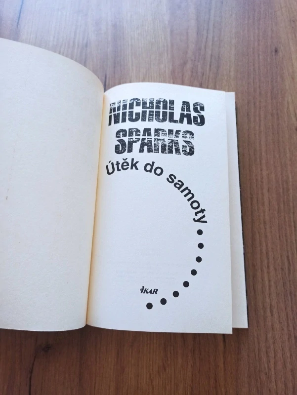 NICHOLAS SPARKS - Útěk do samoty