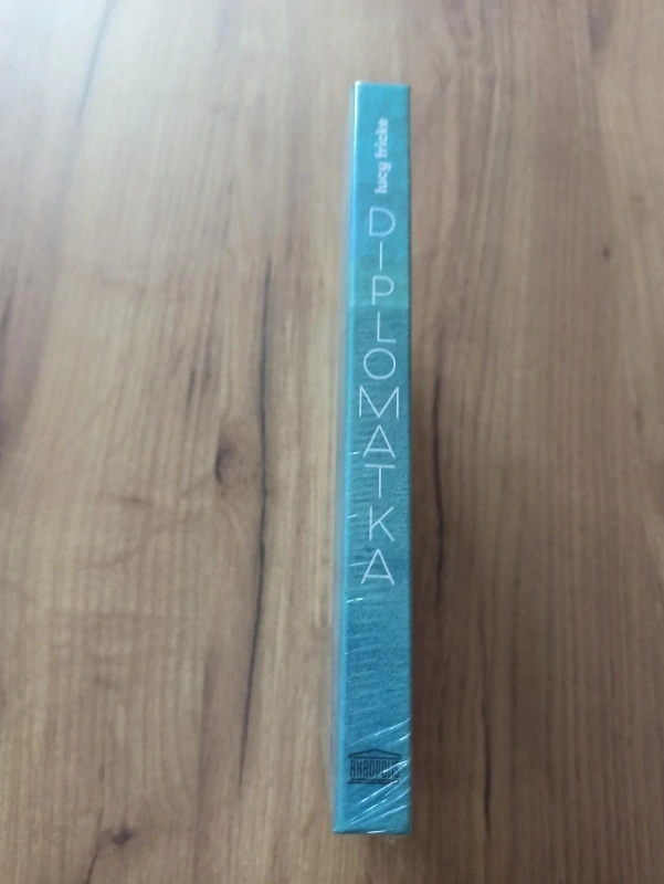 LUCY FRICKE - Diplomatka