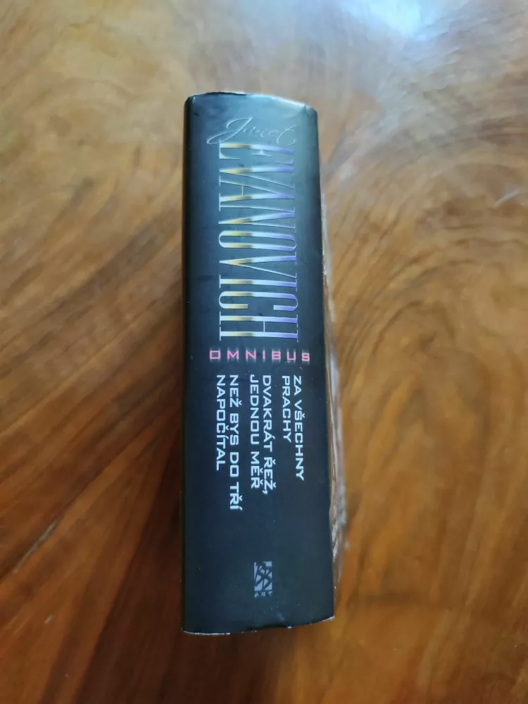 JANET EVANOVICH - Za všechny prachy, Dvakrát řež, jednou měř, Než bys do tří napočítal