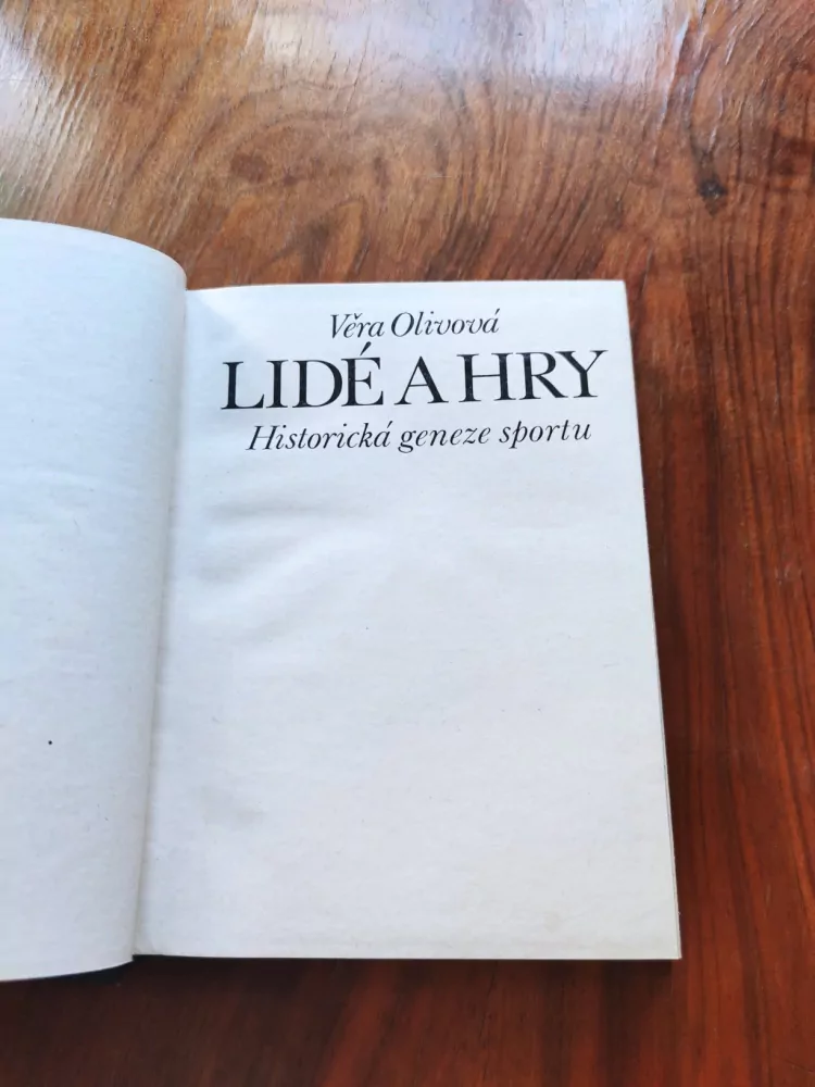 VĚRA OLIVOVÁ - Lidé a hry