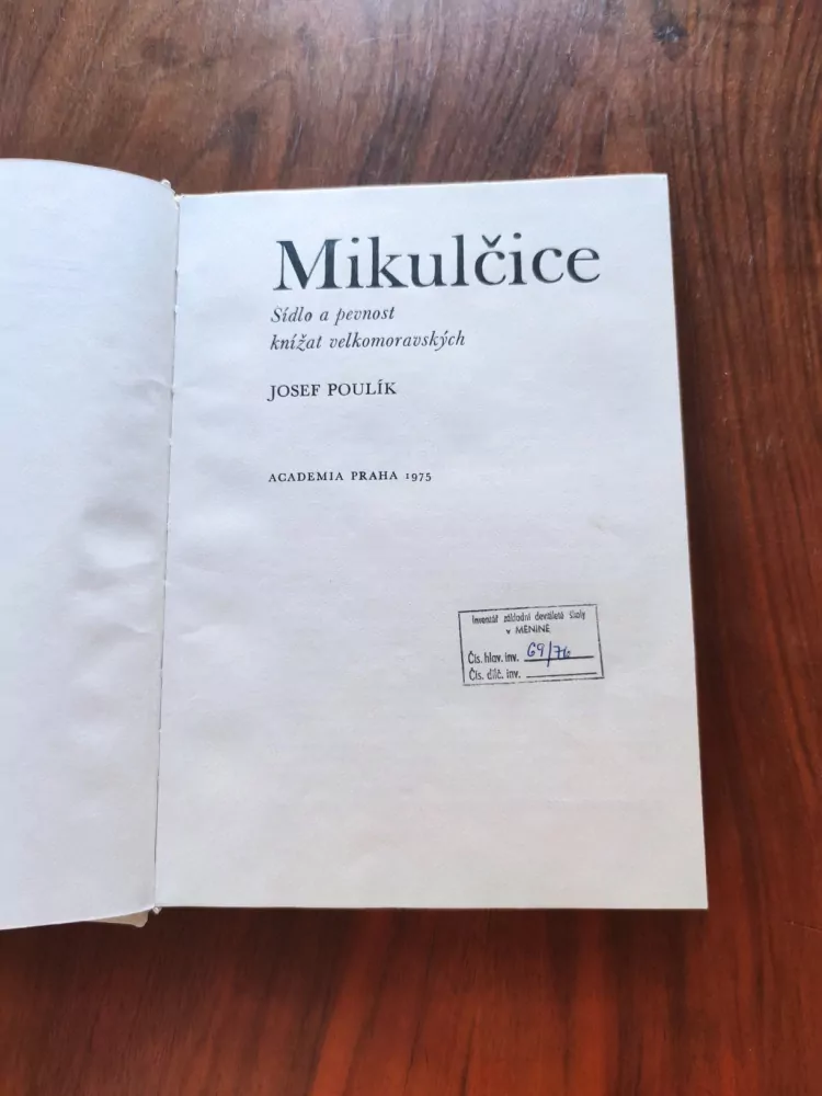JOSEF POULÍK - Mikulčice: sídlo a pevnost knížat velkomoravských