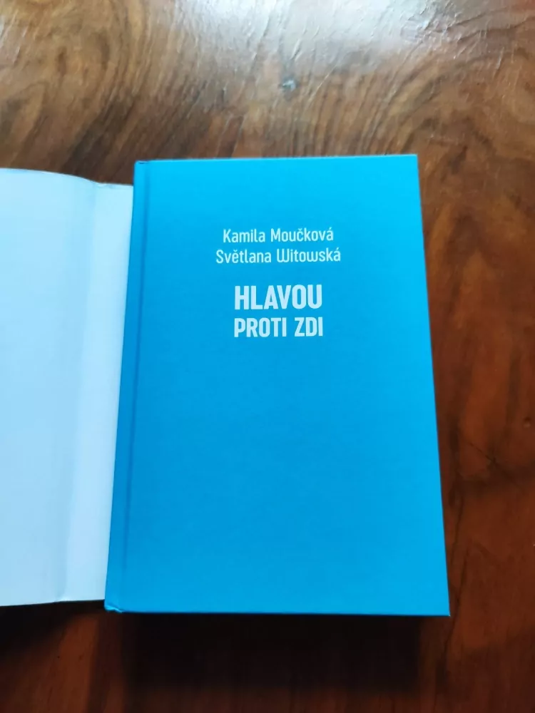 KAMILA MOUČKOVÁ, SVĚTLANA WITOVSKÁ - Hlavou proti zdi