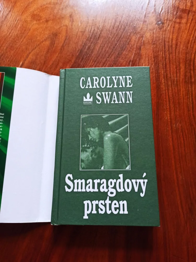 CAROLYNE SWANN - Smaragdový prsten