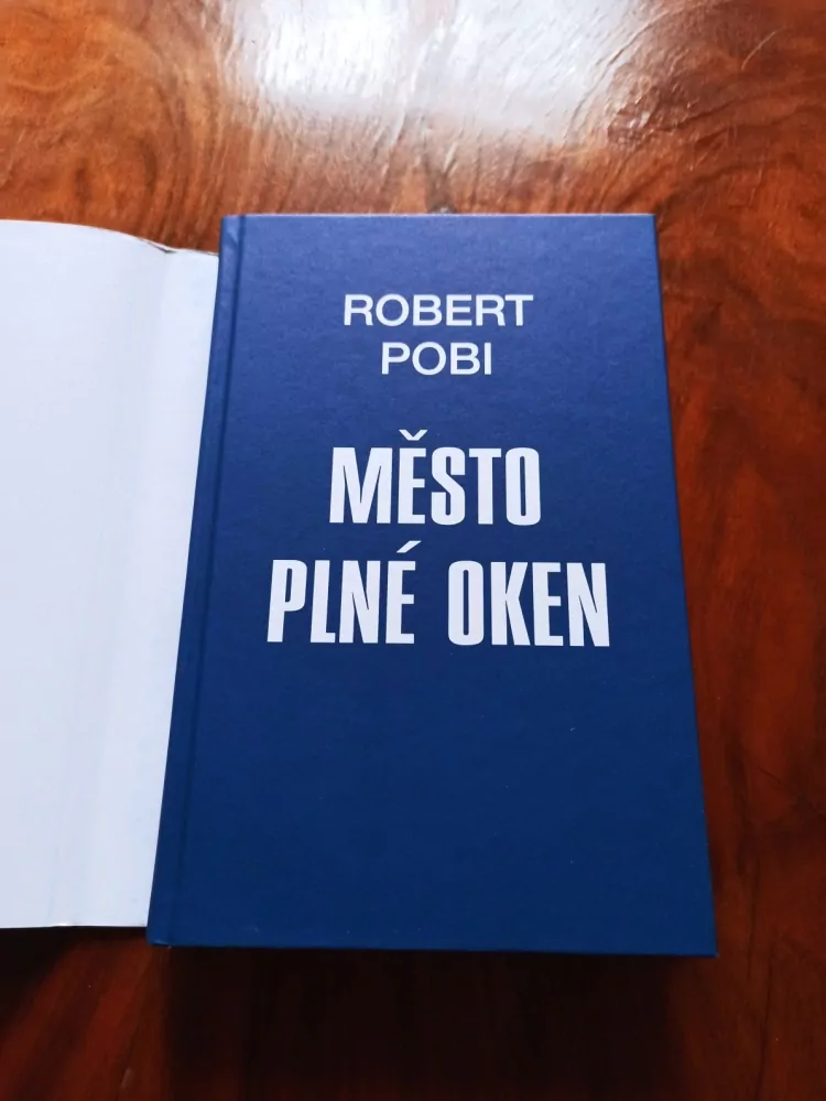 ROBERT POBI - Město plné oken