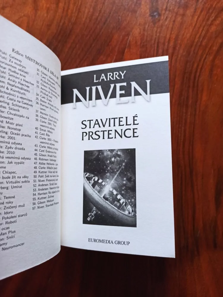 LARRY NIVEN - Stavitelé Prstence