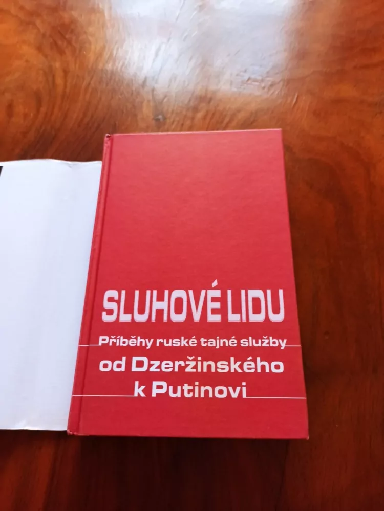 VLADIMIR VORONOV - Sluhové lidu: Příběhy ruské tajné policie od Dzeržinského k Putinovi