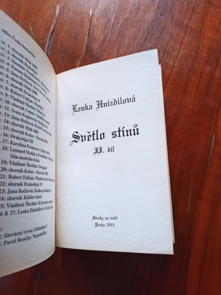 LENKA HNÍZDILOVÁ - Světlo stínů 2. díl - Světlo temnot