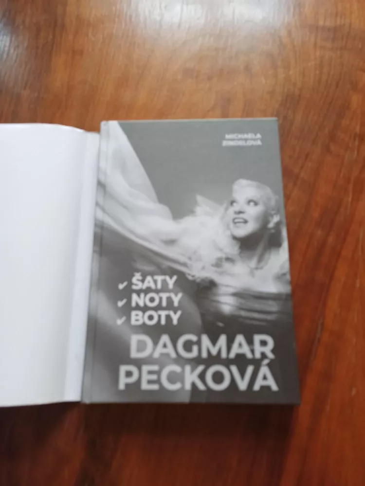 MICHAELA ZINDELOVÁ, DAGMAR PECKOVÁ - Dagmar Pecková: Šaty, noty, boty