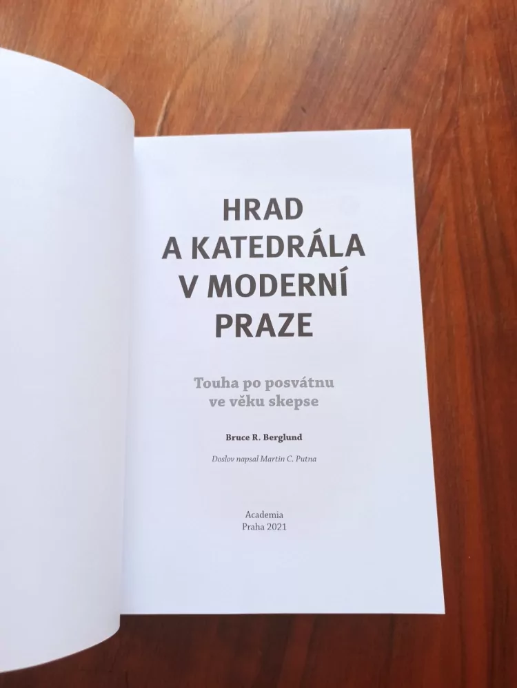 BRUCE R. BERGLUND - Hrad a katedrála v moderní Praze: Touha po posvátnu ve věku skepse