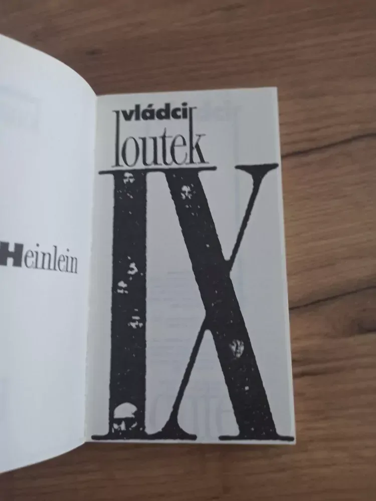ROBERT ANSON HEINLEIN - Vládci loutek