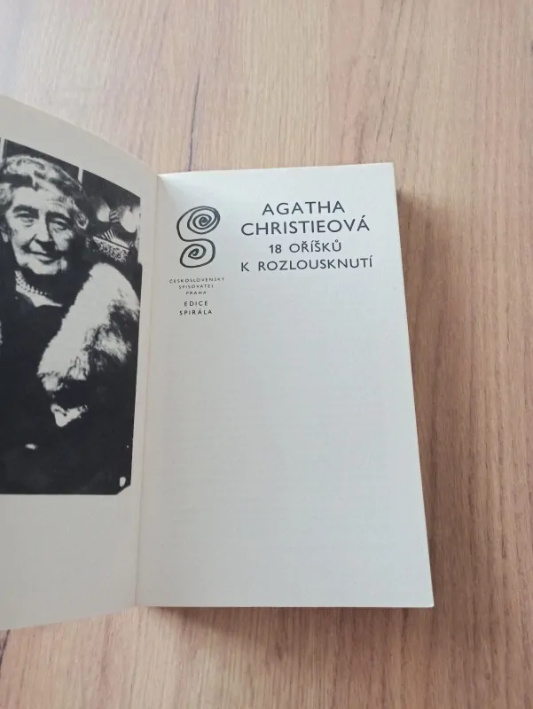 AGATHA CHRISTIE - 18 oříšků k rozlousknutí