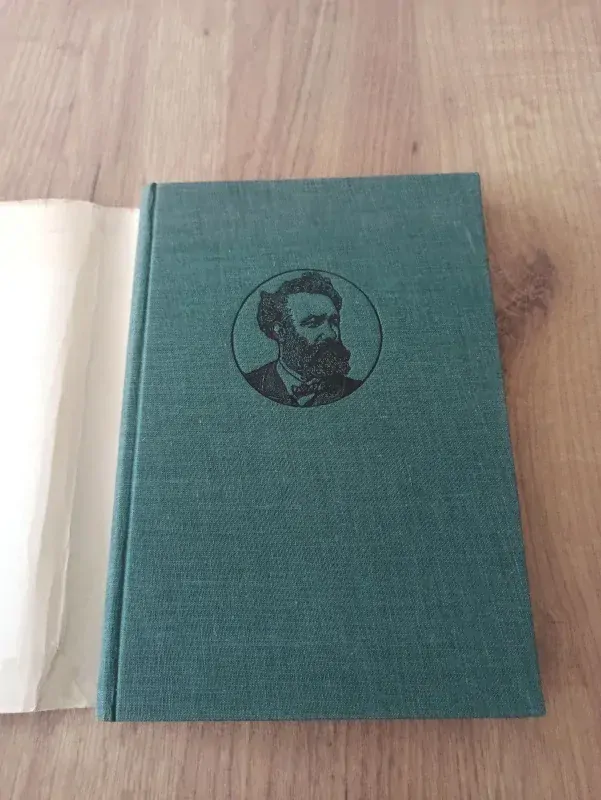 JULES VERNE - Zemí šelem