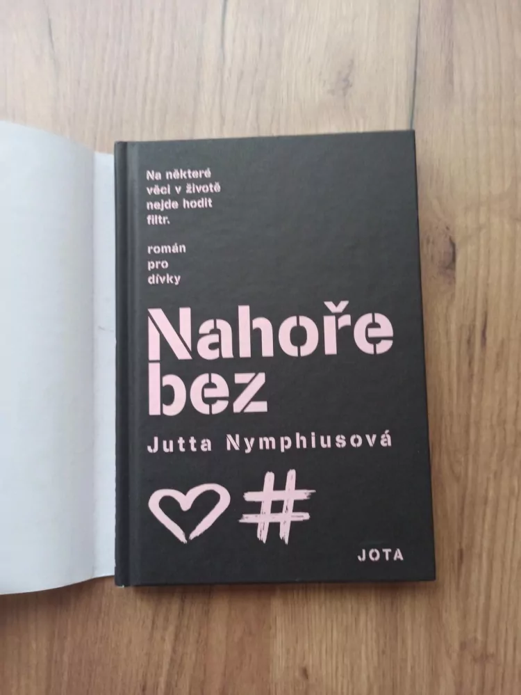 JUTTA NYMPHIUS - Nahoře bez