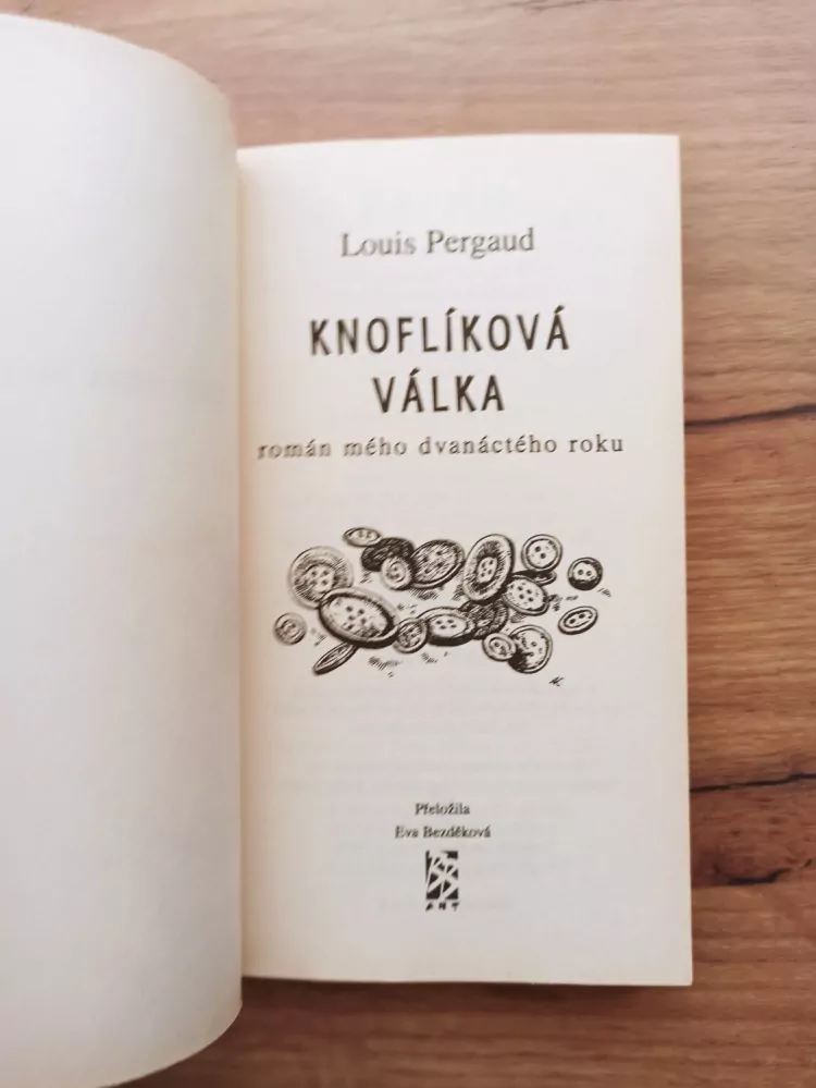 LOUIS PERGAUD - Knoflíková válka