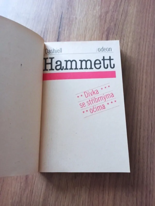 SAMUEL DASHIELL HAMMET - Dívka se stříbrnýma očima