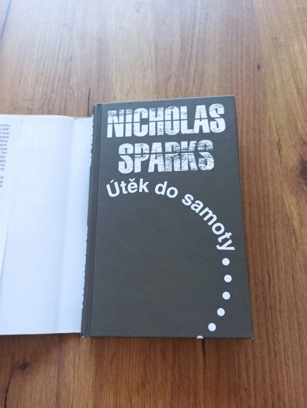 NICHOLAS SPARKS - Útěk do samoty