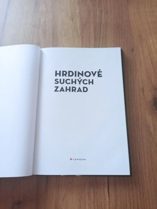 SIMONE KERN - Hrdinové suchých zahrad