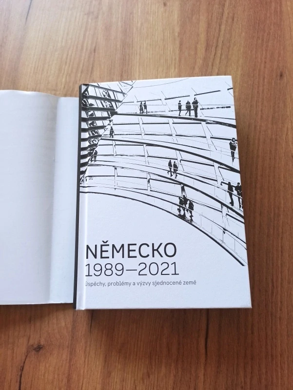 ZUZANA LIZCOVÁ, VLADIMÍR HANDL, MIROSLAV KUNŠTÁT, TOMÁŠ NIGRIN a kol. - Německo 1989–2021: Úspěchy, problémy a výzvy sjednocené země