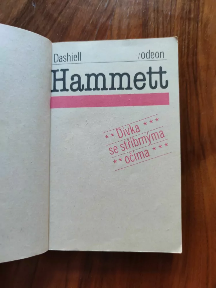 SAMUEL DASHIELL HAMMET - Dívka se stříbrnýma očima