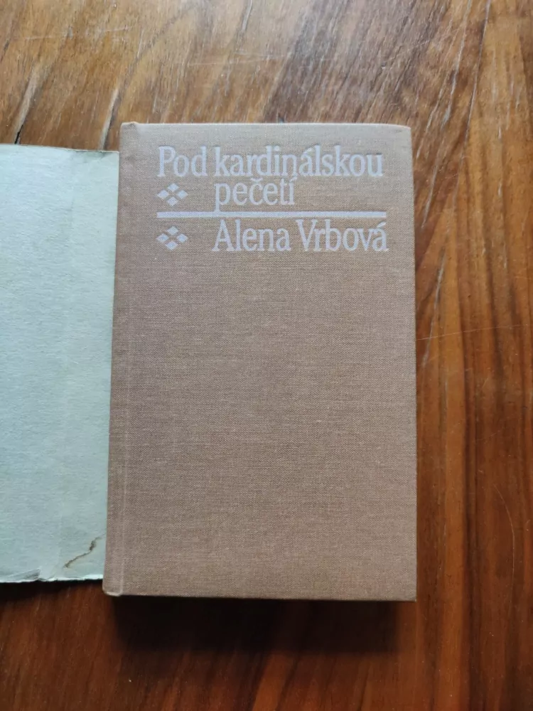 ALENA VRBOVÁ - Pod kardinálskou pečetí