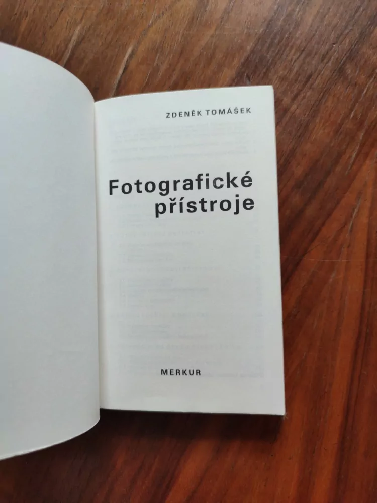 ZDENĚK TOMÁŠEK - Fotografické přístroje