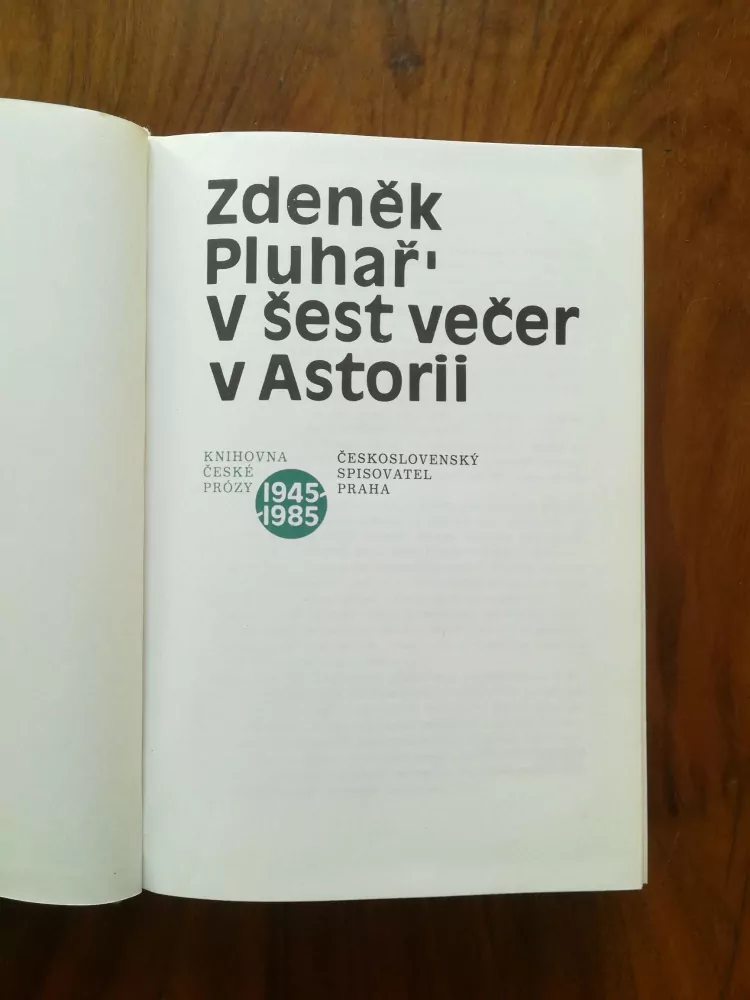 ZDEŇEK PLUHAŘ - V šest večer v Astorii