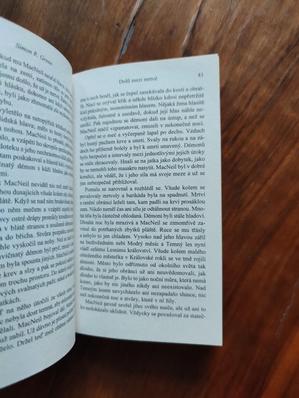 SIMON R. GREEN - Dolů mezi mrtvé