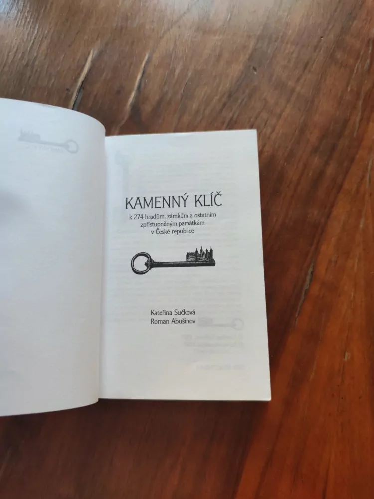 KATEŘINA SUČKOVÁ, ROMAN ABUŠINOV - Kamenný klíč k 274 hradům, zámkům a ostatním zpřístupněným památkám v České republice