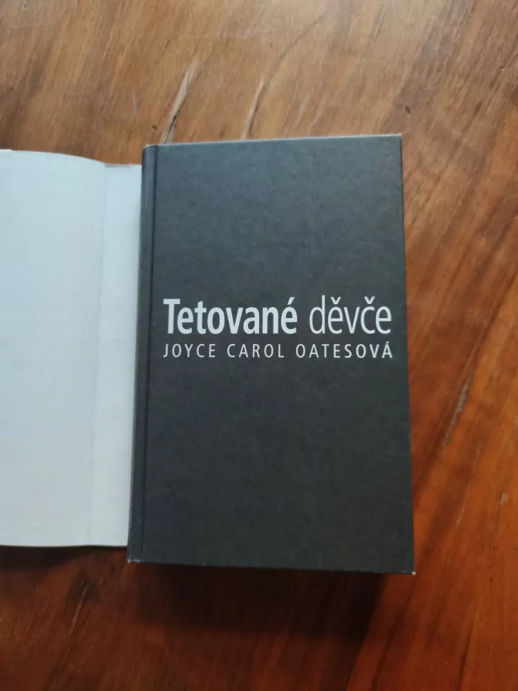JOYCE CAROL OATES - Tetované děvče