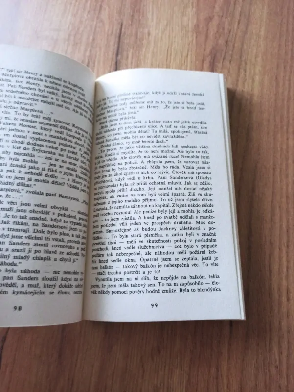 AGATHA CHRISTIE - 18 oříšků k rozlousknutí