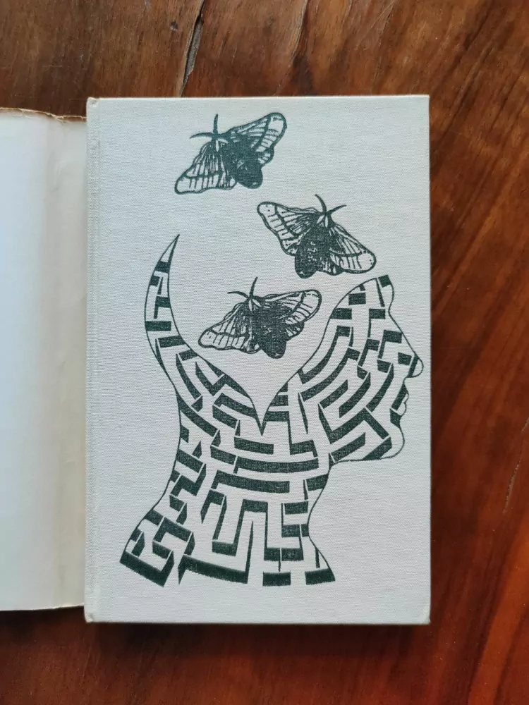 ROBERT McCRUM - V tajném státě