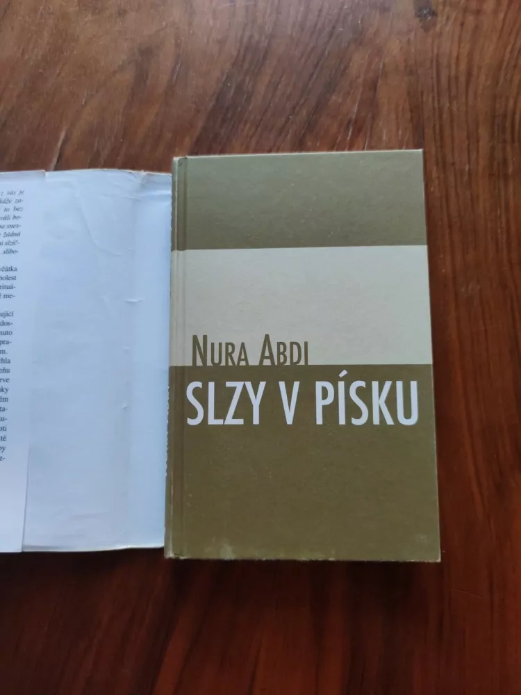 NURA ABDI - Slzy v písku