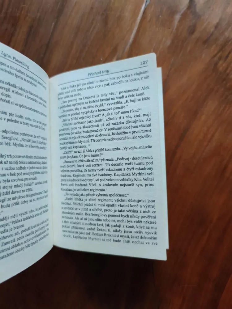 LYNN FLEWELLING - Příchod tmy