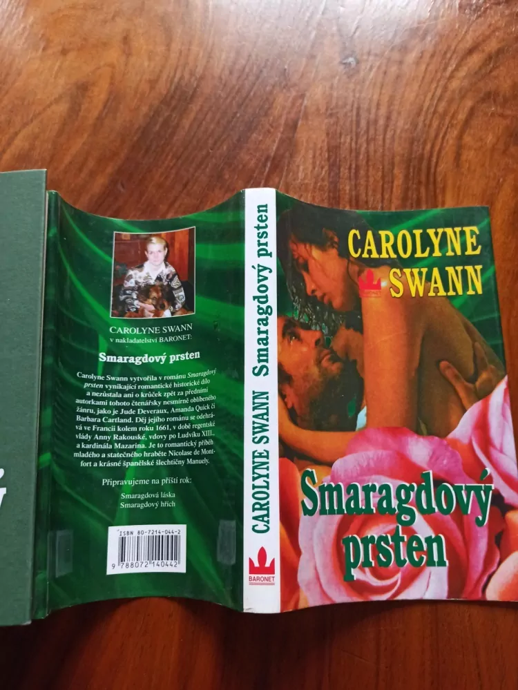 CAROLYNE SWANN - Smaragdový prsten