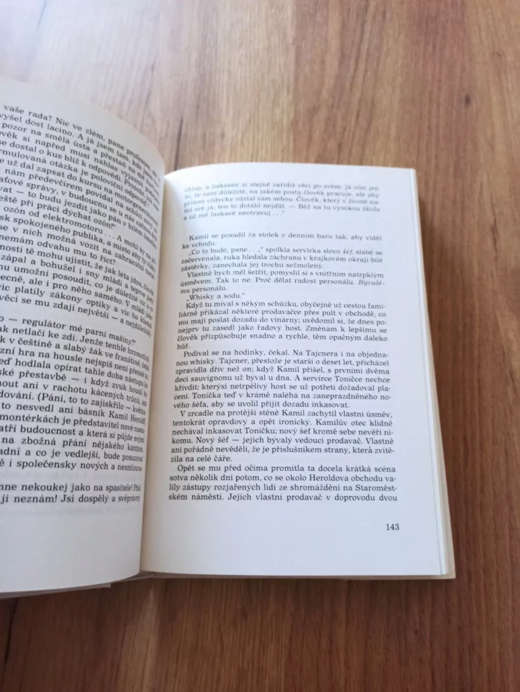 ZDEŇEK PLUHAŘ - V šest večer v Astorii