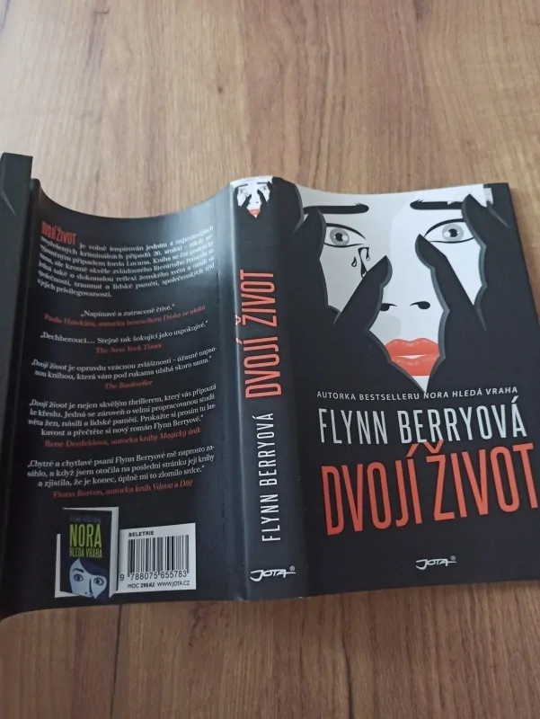 FLYNN BERRY - Dvojí život