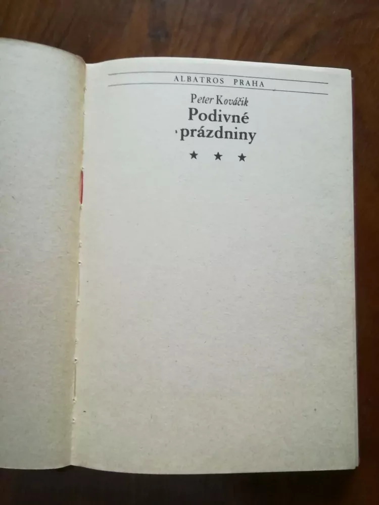 PETER KOVÁČIK - Podivné prázdniny
