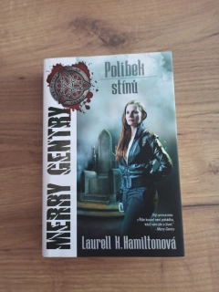 LAURELL K. HAMILTON - Merry Gentry 1. - Polibek stínů