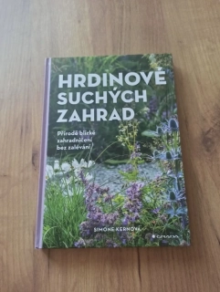 SIMONE KERN - Hrdinové suchých zahrad