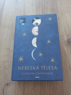 ELEANOR CATTON - Nebeská tělesa