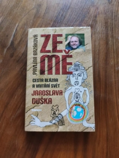 PAVLÍNA BRZÁKOVÁ, JAROSLAV DUŠEK - Ze mě: cesta Blázna a vnitřní svět Jaroslava Duška